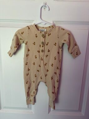Mebie Baby Beige Leaf-Print Footie